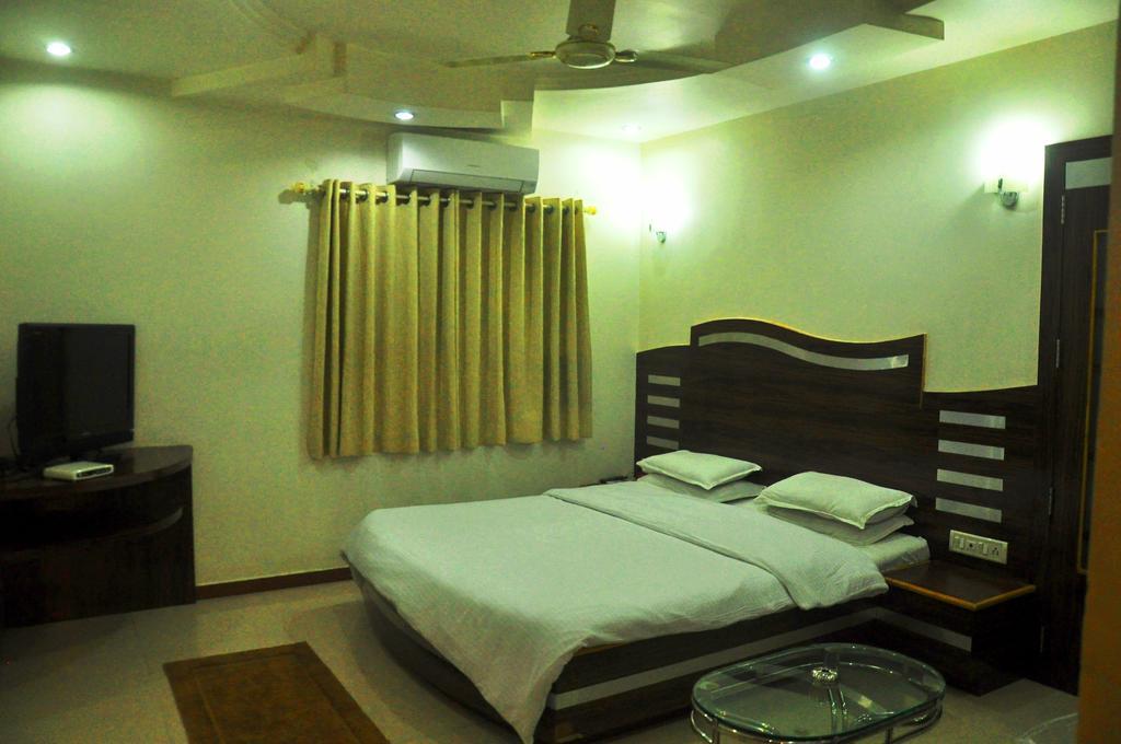 Hotel Evershine Rajkot Habitación foto