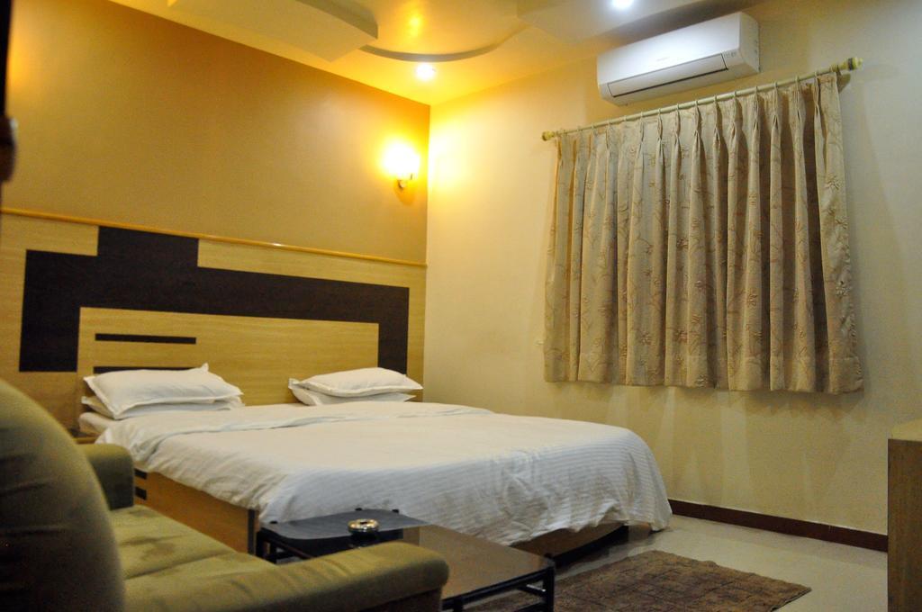 Hotel Evershine Rajkot Habitación foto
